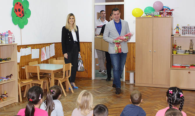 Az óvodákban járt a szenttamási polgármester